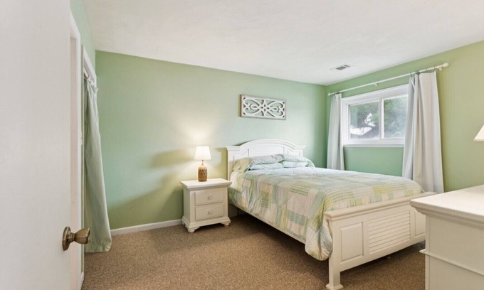 Northeast Virginia Beach Condo | 30+ Day Stay with Pool, Beach & Laundry