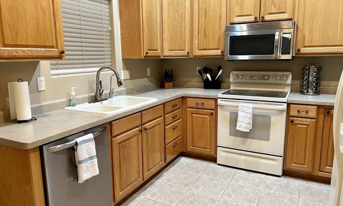 Hurricane House | 30+ day stays, Pool, RV Pad, Pets, National Parks!
