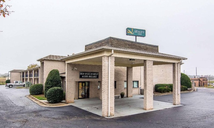 Flowery Branch Hotel | 30 m² Hotel ∙ 127 guests