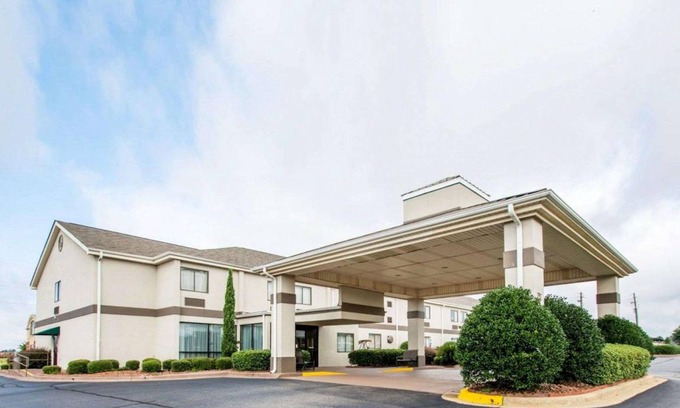Prattville Hotel | 30 m² Hotel ∙ 6 guests
