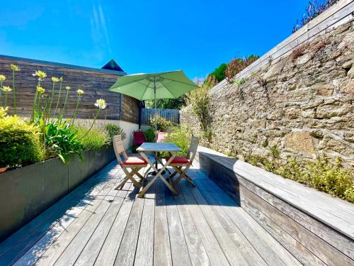 Larmor-Plage Apartment | 300 m Plage et Centre Ville - Parking Privatif et Gratuit sur Place - Terrasse Bois