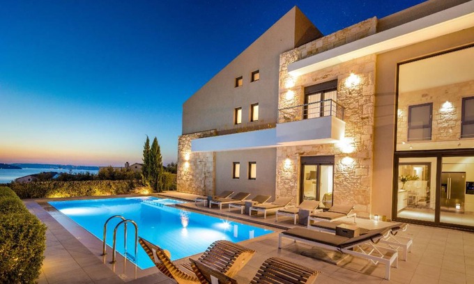 Plaka House | 300 m² House ∙ 4 bedrooms ∙ 9 guests