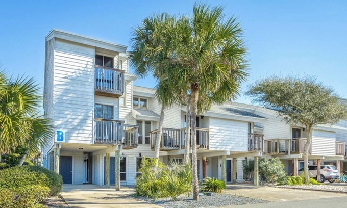 East End House | 300 Ocean Mile B1, 3 bed 3 bath, Pet Friendly, community pool., SGI State Park.