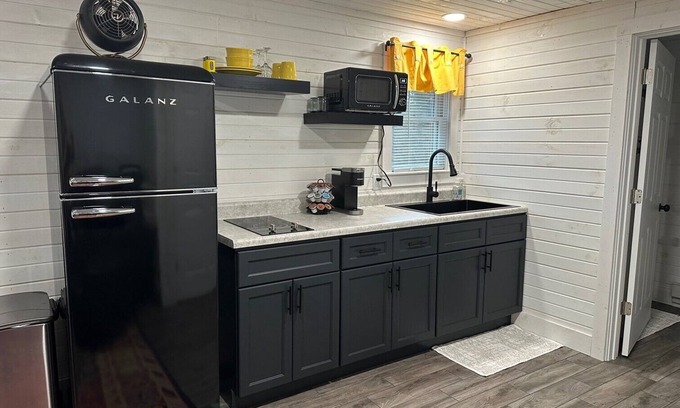 Lexington Apartment | 300 Sq Ft Studio Apt - Downtown Lexington, close to Mid-Ohio Sports Car Course