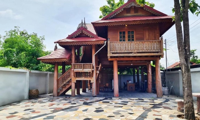Bang Khen House | 300 Years Old Wooden House w 3 Bedrooms and big yard