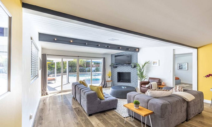 Reseda Villa | *3000sf 6BR! Htd Sparkling Pool, Cabana, BBQ!*