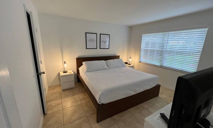 Mission Bay Apartment | 300B - West Boca 1 Bed/1Bath - No stairs - washer and dryer - enclosed patio