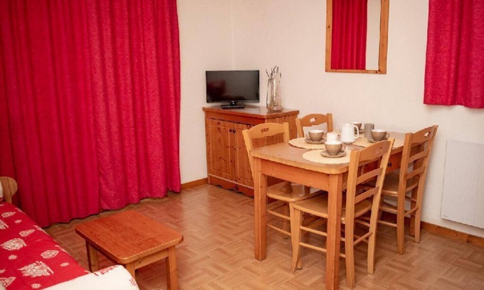 Puy-Saint-Vincent Apartment | 300m from ski slopes, 2nd floor, swimming pool, balcony, tv, ski locker, 25m², Puy-Saint-Vincent