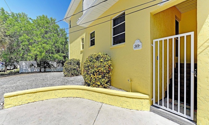 Siesta Key Village House | 301 Avenida Madera A- Siesta Key Village House with Roof Top Deck