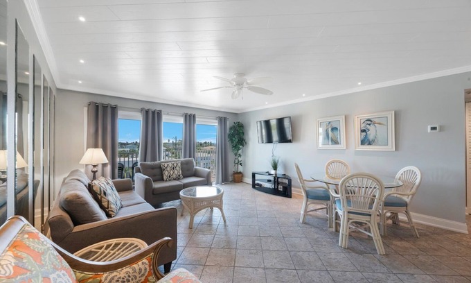 Madeira Beach Condo | #302 The Collwood: 2 BR, 2 BA Condominium in Madeira Beach, Sleeps 6