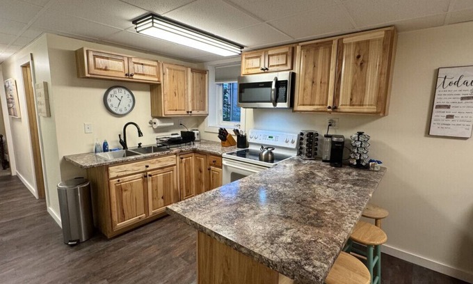 Fairbanks Apartment | 303 2bd lower · Vintage 2 bedroom close to downtown and river walk