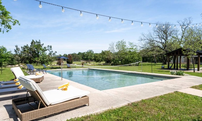 West Oak Hill House | 305 m² House ∙ 4 bedrooms ∙ 9 guests