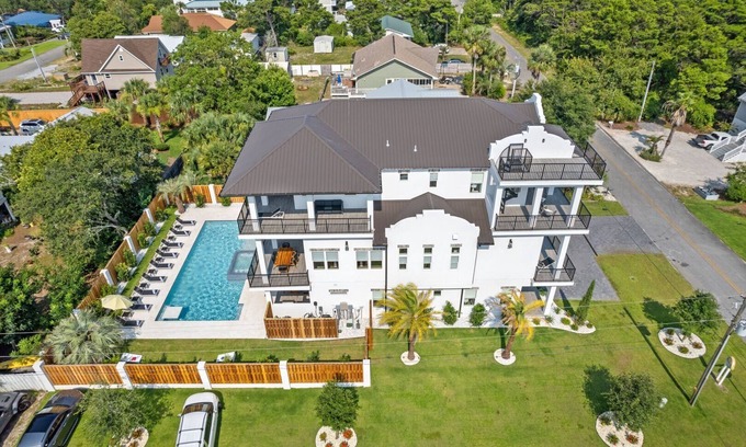 Gulfview Heights House | 30A Born 2 Beach by AvantStay | Heated Pool, Outdoor Kitchen, Golf Cart + Bikes