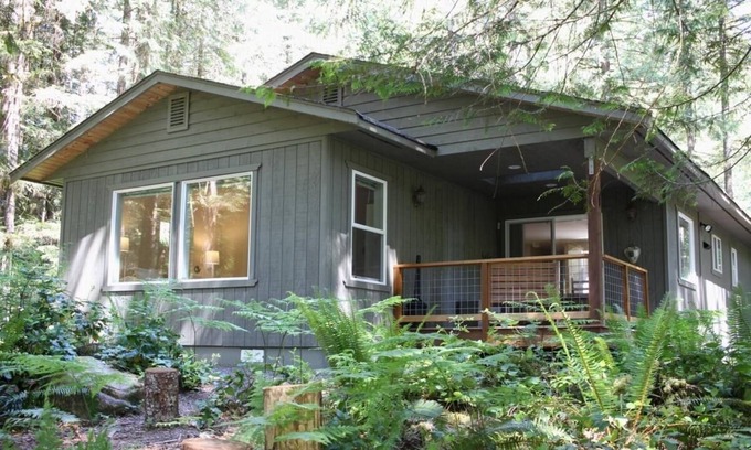 Warnick Cabin | 30GS - BBQ - Hot Tub - Wi-Fi - Pets Okay - Sleeps 8 by RedAwning