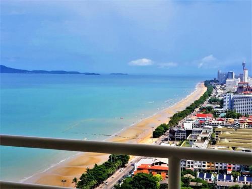 Na Kluea Apartment | 30th floor beach condo with stunning sea views