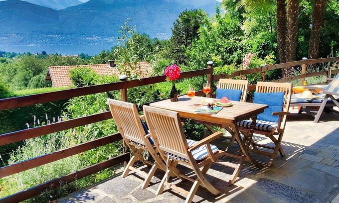 Porto Valtravaglia Apartment | 3½-room apartment with terrace, garden and beautiful lake view