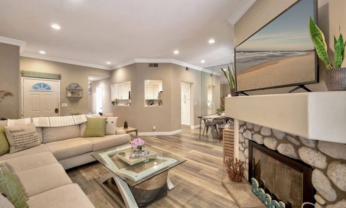 Huntington Beach Condo | 31+ Night Stay Condo | 24-7 Security | Pool | Cozy