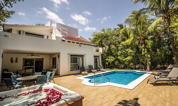 Playacar Villa | 310 m² Villa ∙ 6 bedrooms ∙ 15 guests