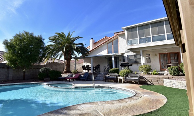 Paradise House | 3100 Sq ft 4 Bedroom, 2.5 Bath, Heated Pool, 12Min To The Strip