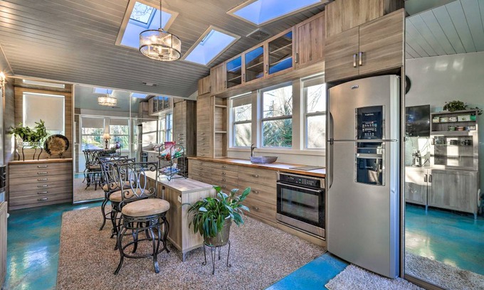 Fayetteville House | 313 m² House ∙ 3 bedrooms ∙ 6 guests