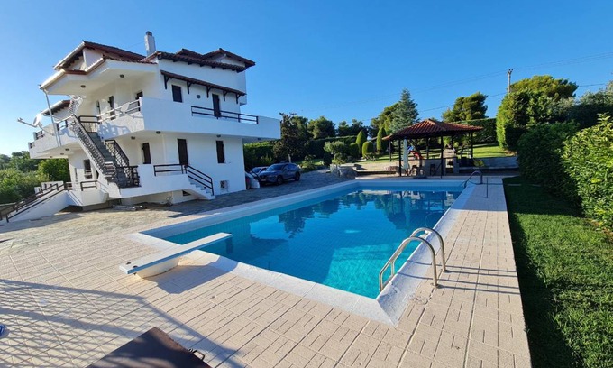 Oropos Villa | 315 m² Villa ∙ 4 bedrooms ∙ 8 guests