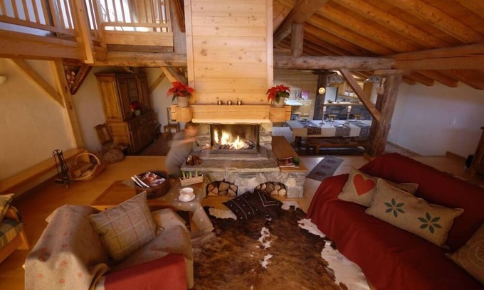 Montvalezan Ski Chalet | 320 m² luxury South-exposed chalet sleeps 22/12/9: sauna, garden, views, parking