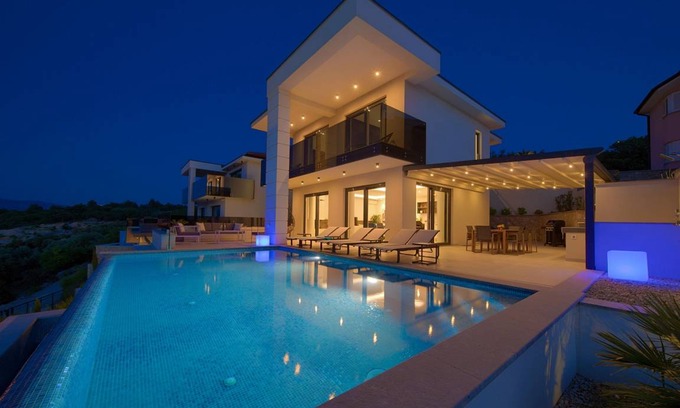 Vrbnik Villa | 320 m² Villa ∙ 4 bedrooms ∙ 8 guests