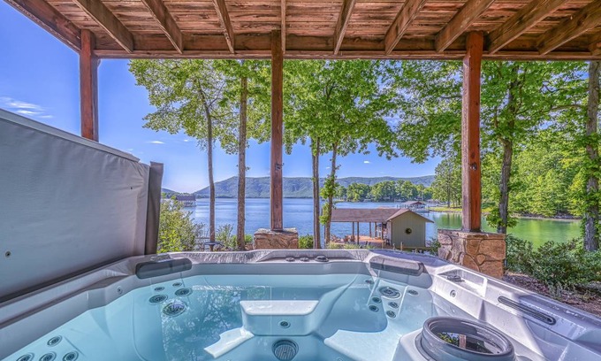 Huddleston House | 321 m² House ∙ 4 bedrooms ∙ 8 guests