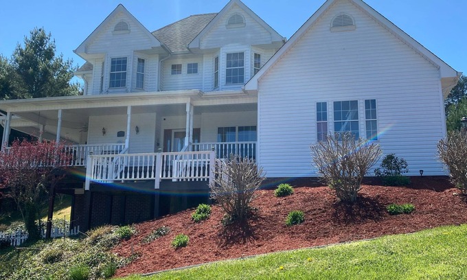 Butler House | 3233 Dry Hill Road (Hill Top Hide Away)