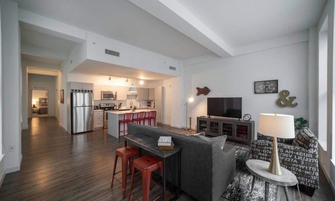 Westown Apartment | 325- Big Corner condo w/2 king bedrooms/Free parking