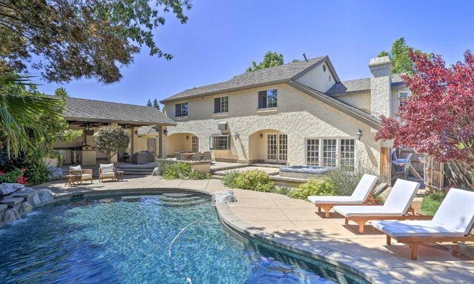 Sunset House | 325 m² House ∙ 5 bedrooms ∙ 10 guests