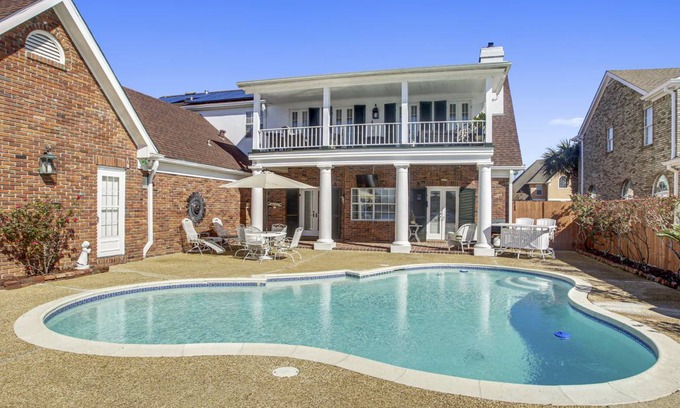 Read Boulevard East House | 325 m² House ∙ 3 bedrooms ∙ 6 guests