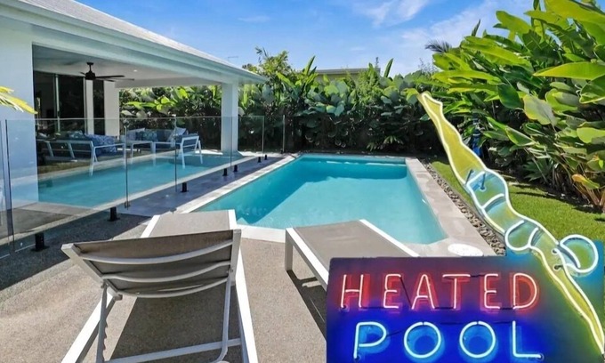 Palm Cove House | 32c continuously heated pool 300m to beach Seaside@PalmCove