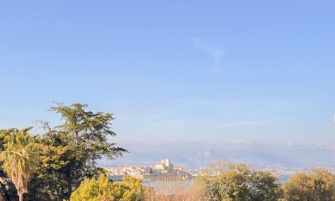 Cap-d'Antibes Apartment | 33. A bright 3-room apartment with a lovely terrace & parking