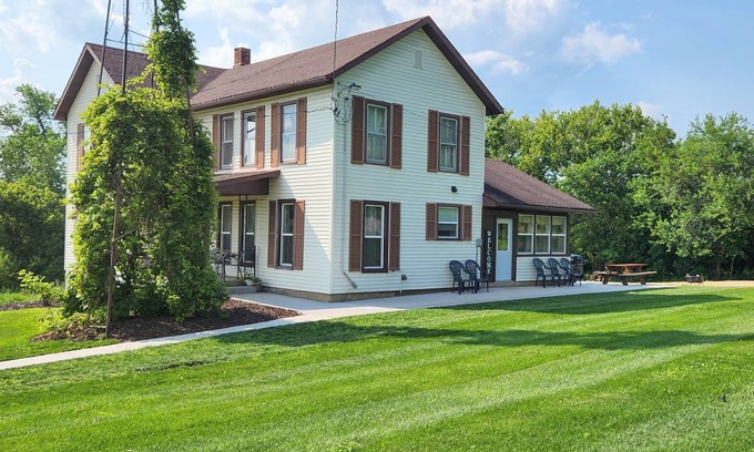 Monroe House | 334 m² House ∙ 3 bedrooms ∙ 8 guests