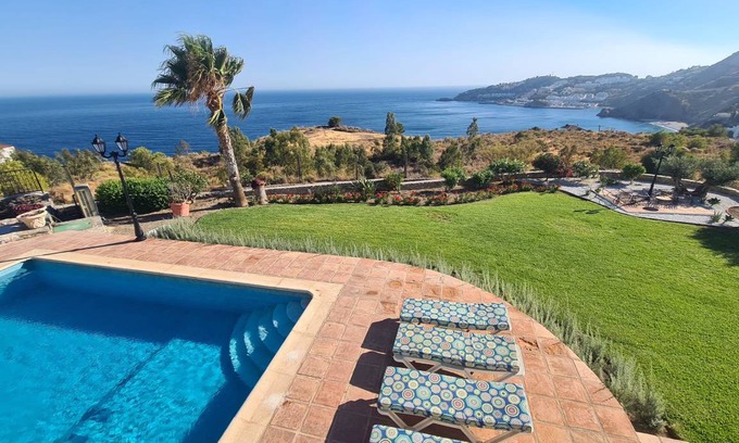 Almunecar Villa | 334 m² Villa ∙ 7 bedrooms ∙ 15 guests
