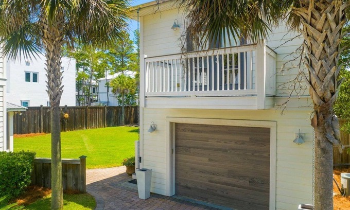 Seacrest House | 334 Seabreeze Carriage House