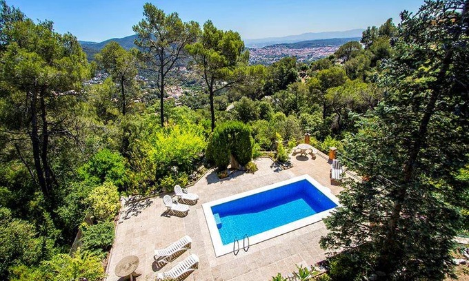 Castellar del Valles Villa | 340 m² Villa ∙ 5 bedrooms ∙ 8 guests