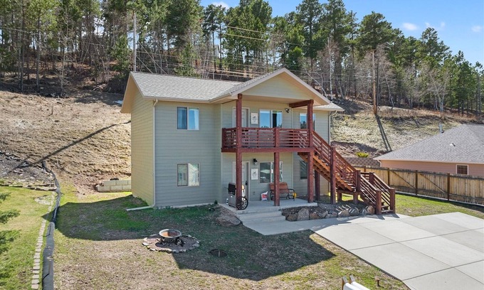 Deadwood House | 35 3rd Street Lower Townhome | 2 Bed, 1 Bath