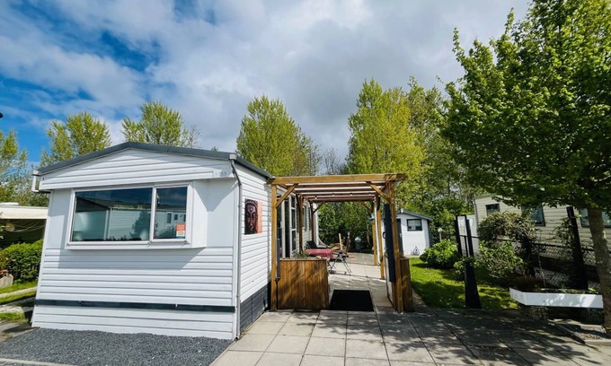 Nieuwvliet Ski Chalet | 35 m² Chalet ∙ 2 bedrooms ∙ 4 guests