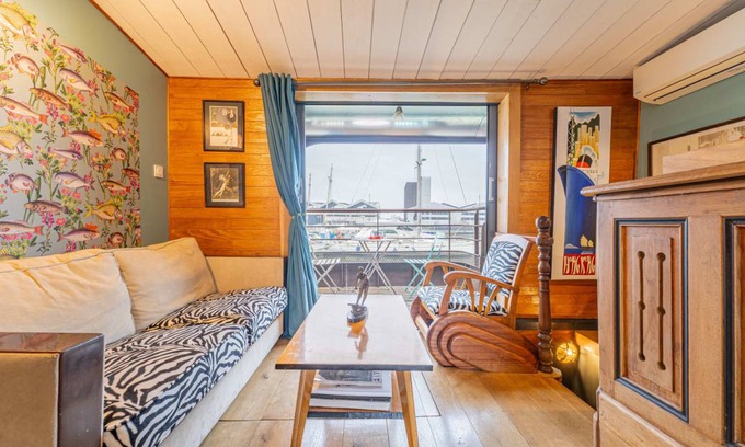 Bassins a Flot Boat Rental | 35 m² Houseboat ∙ 1 bedroom ∙ 2 guests
