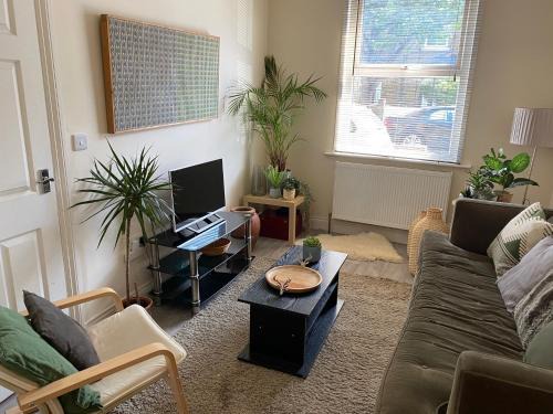 Tottenham House | 35 mins to central London. 3 bedrooms. 2 bathrooms with garden