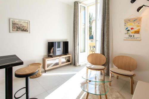 La Madeleine Apartment | #35 Suite Carlone 5min from the beach AC & Terrace