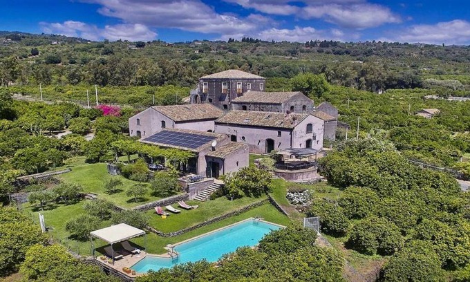 Fiumefreddo di Sicilia House | 350 m² House ∙ 10 bedrooms ∙ 18 guests
