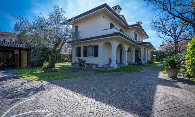 Forte dei Marmi Villa | 350 m² Villa ∙ 6 bedrooms ∙ 12 guests