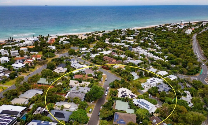 Sunshine Beach House | 350m to ocean | 600m to shops/restaurants | 4 BR | 3.5 bath | A/C | Wi-Fi