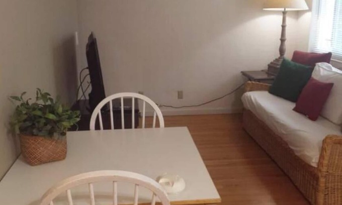 Downtown North Apartment | 357#E downtwn 2bedrm AC hardwd
