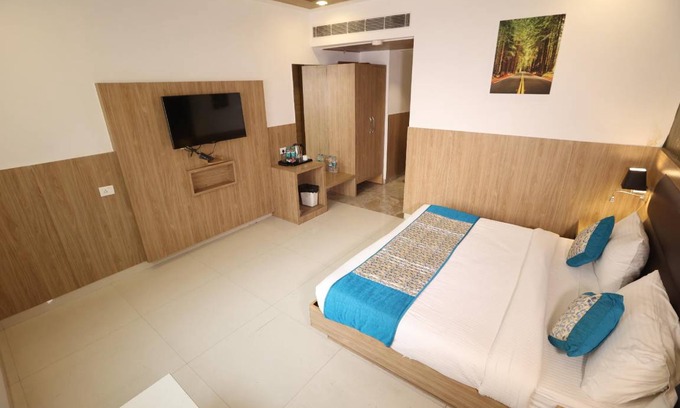 Aerocity Hotel | 36 m² Hotel ∙ 2 bedrooms ∙ 11 guests