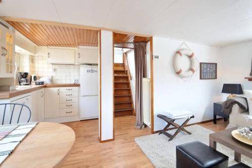 Eastern Docklands Boat Rental | 36 m² Houseboat ∙ 2 bedrooms ∙ 4 guests