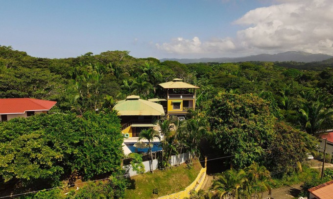 Esterillos House | 360 DEGREE VIEWS OF MOUNTAINS AND THE OCEAN! MINUTES TO THE BEACH!
